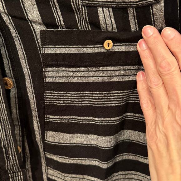 We the Free women’s pull over Top - Size Medium - Picture 4 of 5